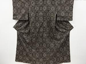 リサイクル　華紋亀甲模様織り出し本場泥大島紬着物(5マルキ)